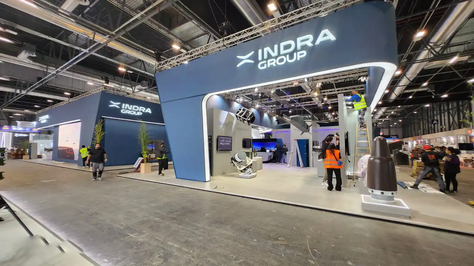 Montaje de stand corporativo realizado por Snakewood para Feria Internacional defensa y seguridad 2025 Beon Indra, muestra del trabajo en fabricación y montaje de stands