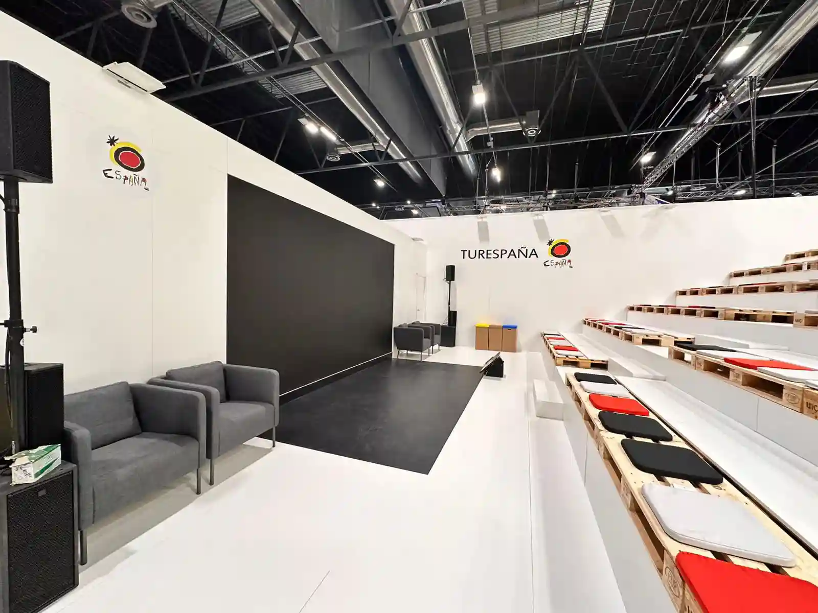 Stand institucional TURESPAÑA fabricado por Snakewood para evento ferial
