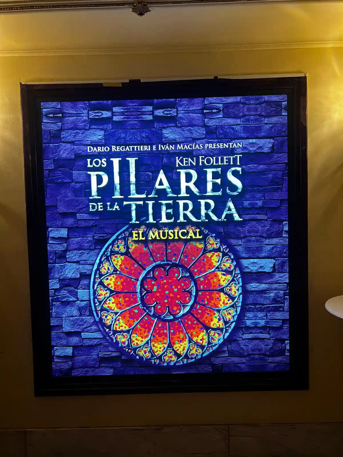 fabricación de escenografías para eventos musical los pilares de la tierra desarrollado por snakewood