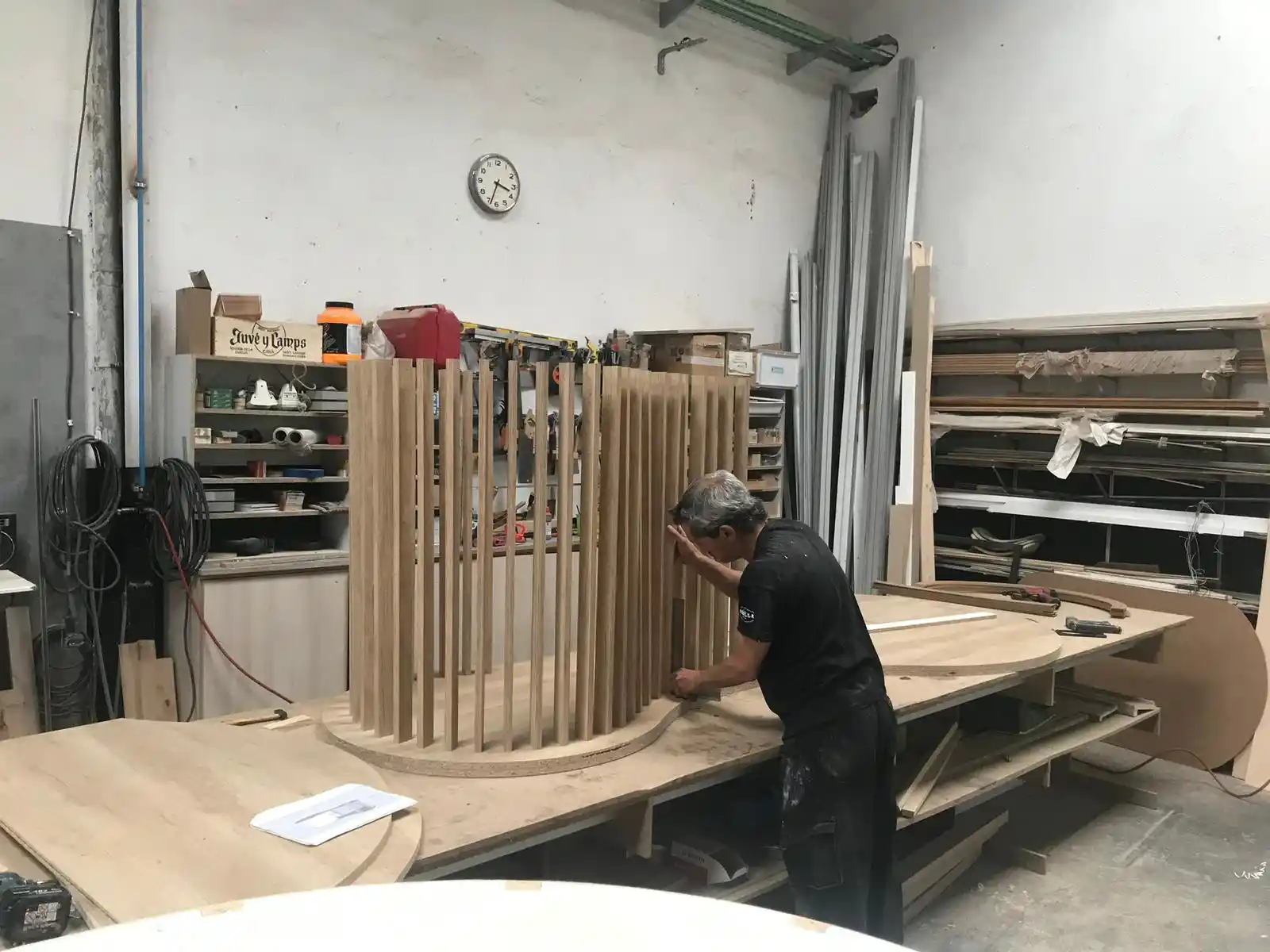 Fabricación de mobiliario para stands en taller Snakewood – proceso artesanal de lijado y montaje de piezas