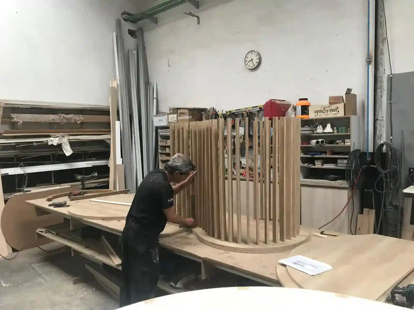 Servicios de fabricación de mobiliario para stands en taller Snakewood. Trabajo de lijado y montaje de mobiliario.
