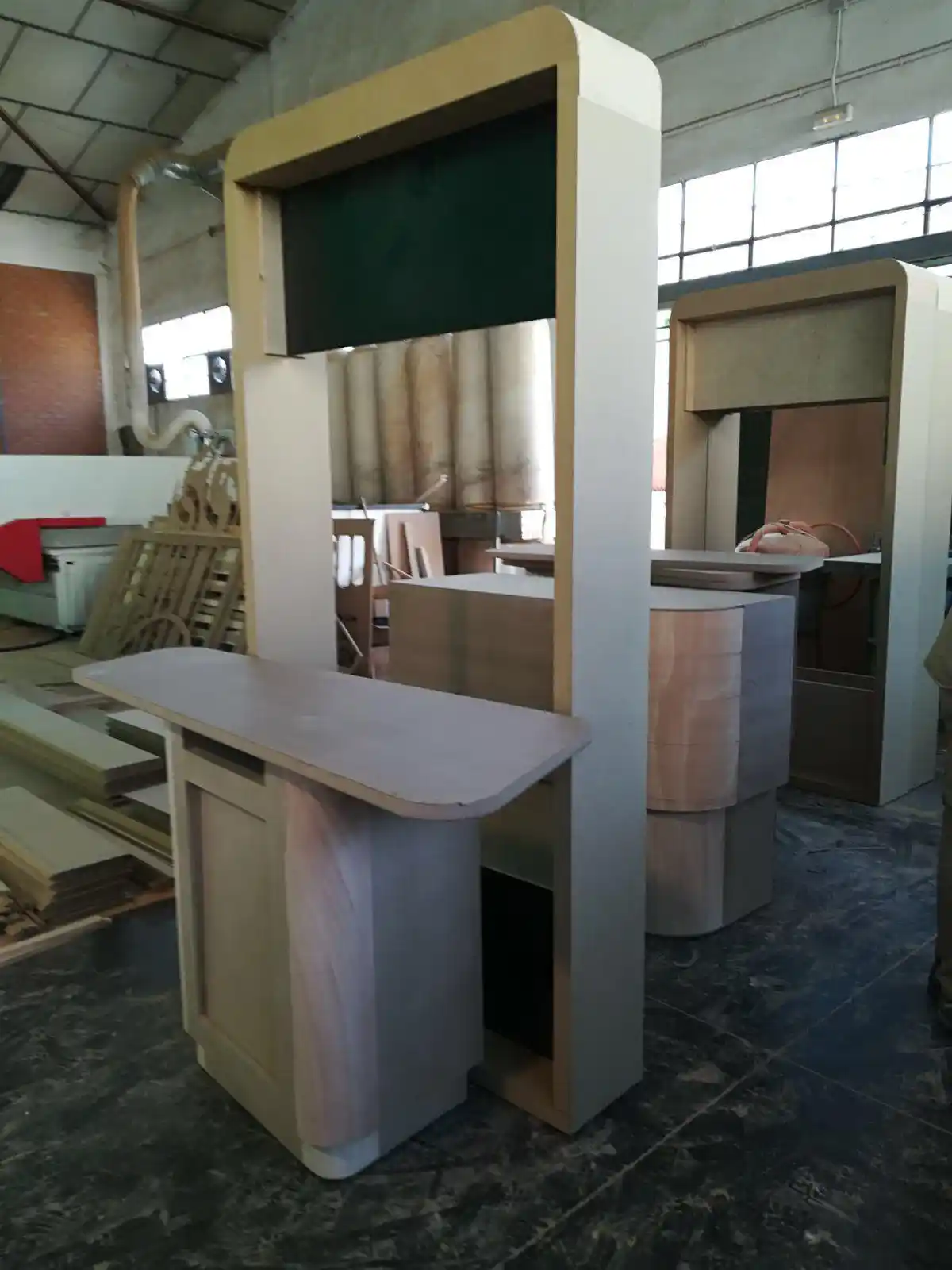 Taller de fabricación de stands Snakewood – montaje y acabado de estructuras de exposición
